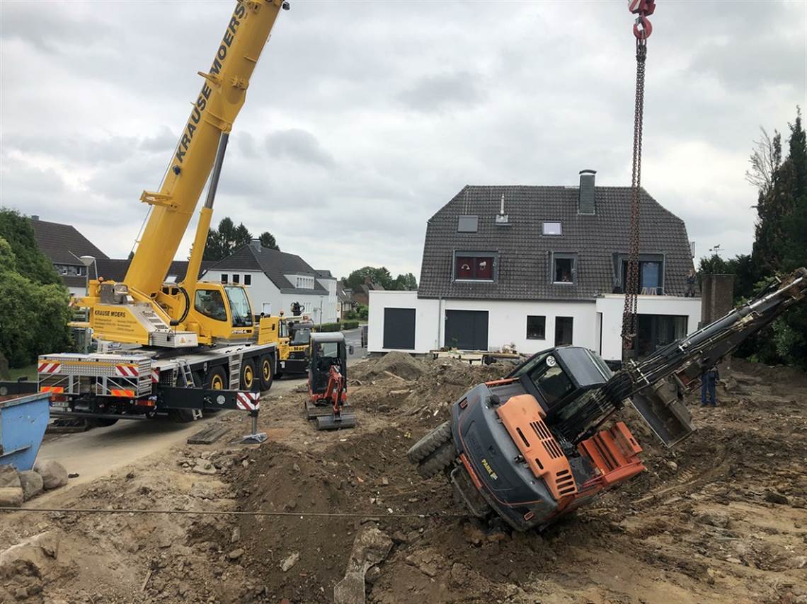 Using the correct attachment points the new Tadano ATF 100G-4 was used to lift and salvage an overturned excavator